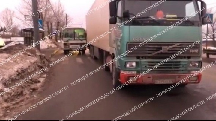 В Нижнем Новгороде грузовик Volvo сбил девушку на переходе и въехал в автобус