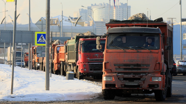 Пьяный сотрудник автосервиса в Екатеринбурге угнал грузовик, чтобы добраться домой