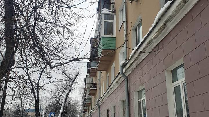 В Балашихе на маму с детьми с крыши упала глыба льда