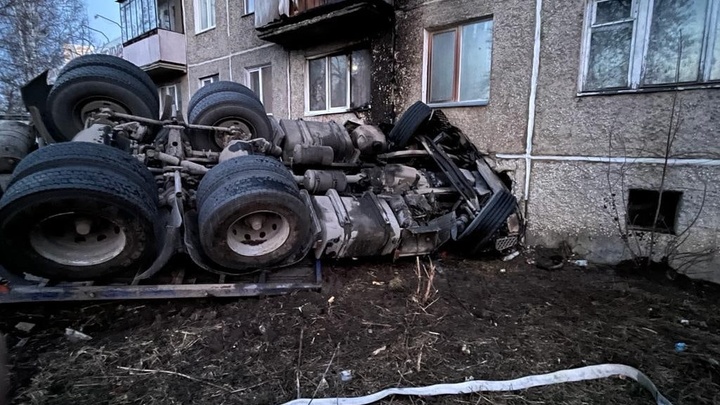 В Златоусте грузовик врезался в жилую многоэтажку и загорелся