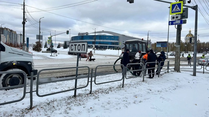 На дороге бьёт фонтан: крупная коммунальная авария произошла в Челябинске