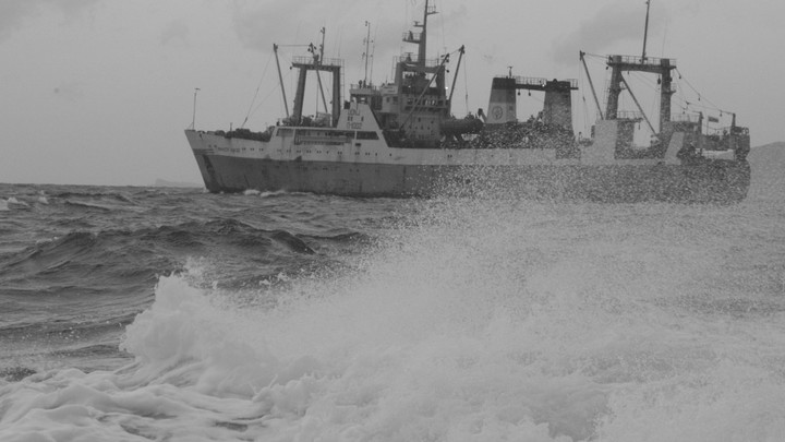 Траулер цвета российского флага взорвался: Капитан погиб мгновенно