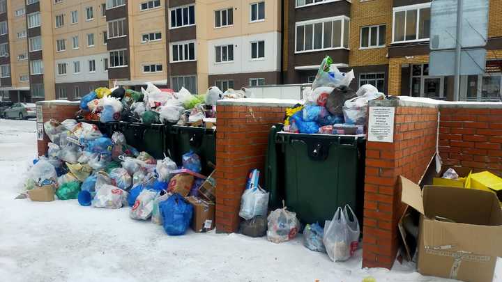 Аномальные морозы вызвали перебои с вывозом мусора в Новосибирске