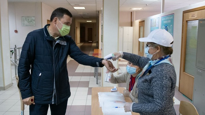 Губернатор Свердловской области Евгений Куйвашев пришел с палочкой и проголосовал на выборах