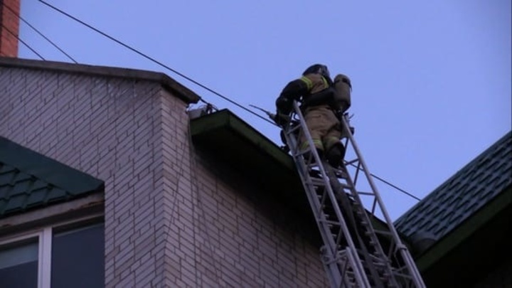 Читинские огнеборцы ликвидировали возгорание крыши многоэтажки