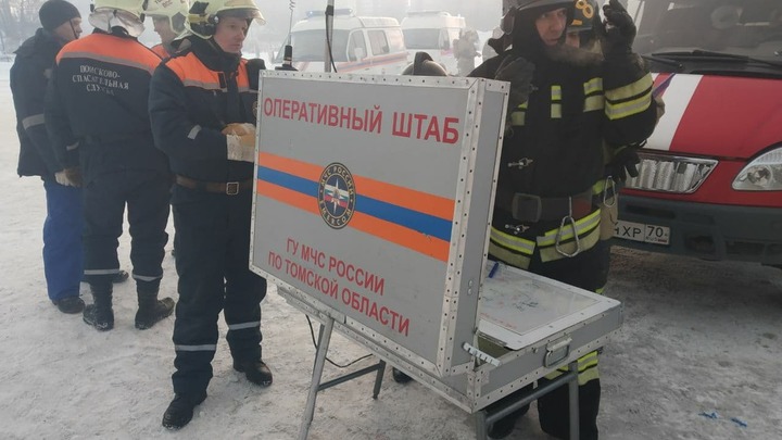 Обрушение крыши загоревшегося в Томске гипермаркета Лента попало на видео