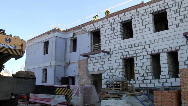 Жители Сочи помогают восстанавливать пострадавшие при обстрелах дома в Мариуполе