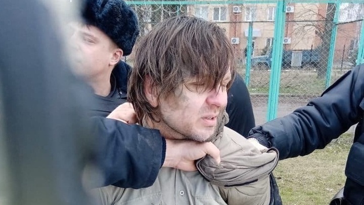 Преступника, сбежавшего из отдела полиции в Таганроге с оружием, задержали