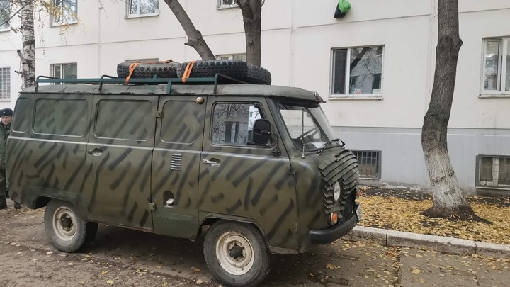В Самаре волонтеры передали для бойцов СВО четыре модернизированных автомобиля