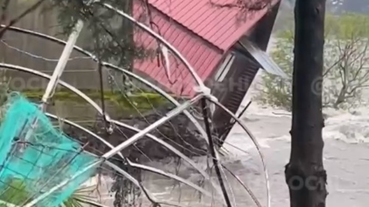 В Сочи река Шахе подмыла берег: до жилых домов осталось 15 м