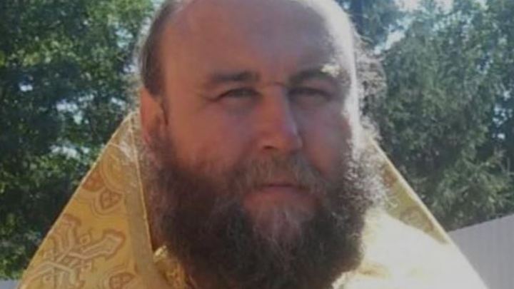 Cвященник после смерти жены от ковида стал волонтёром в красной зоне