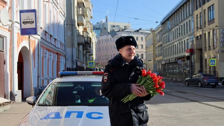 Вместо просьбы предъявить документы дарили цветы: сотрудники ГИБДД поздравили нижегородок с 8 марта