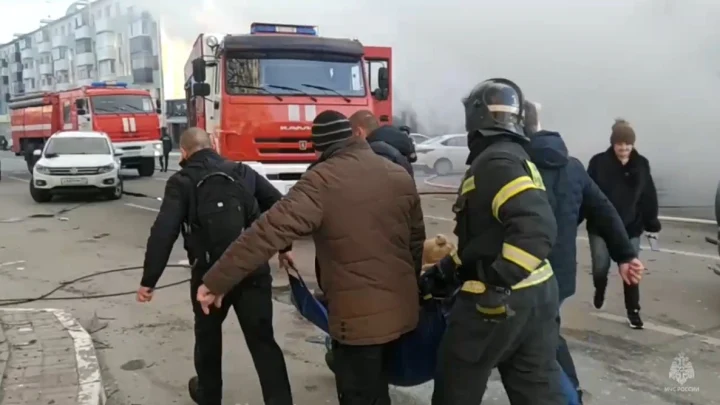ВСУ озверели: Целенаправленно бьют по мирным. Под ударом – жилые дома и спортшкола. Есть погибшие. Под завалами могут быть люди