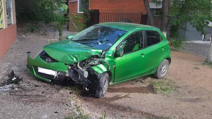 В Чите на Смоленской Mazda на скорости врезалась в стену дома
