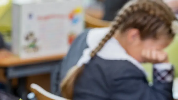 Учителем, которая била ученика стулом и заклеила рот, занялась прокуратура Приморья