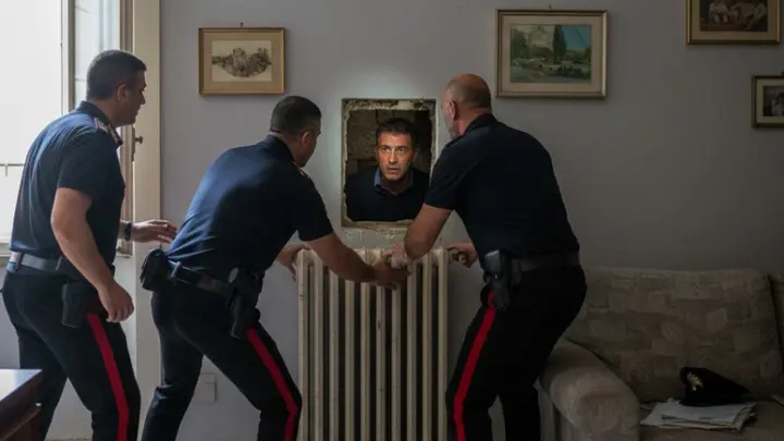 Итальянский мафиози три года прятался от полиции в тайнике за батареей