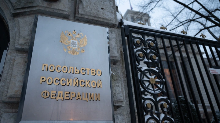 Не первый случай: на посольство России в Швеции дрон сбросил банку с краской