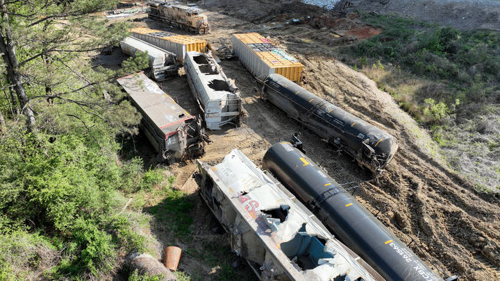 Под откос: В Штатах сошёл с рельсов 18-й поезд за год. Опять с химикатами