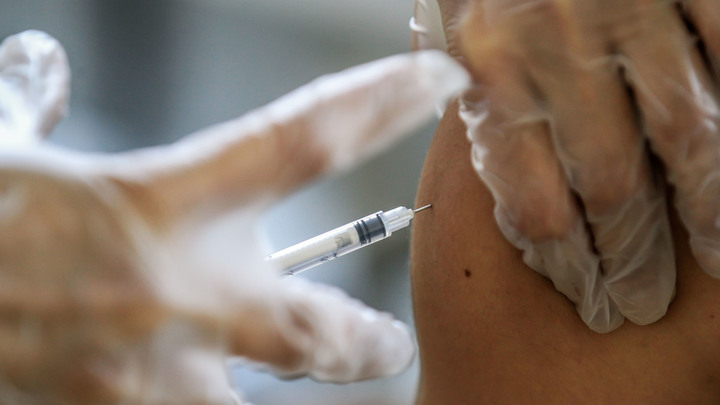 Две русские вакцины неприятно удивили статистикой: Инфекционист указал на возможные причины