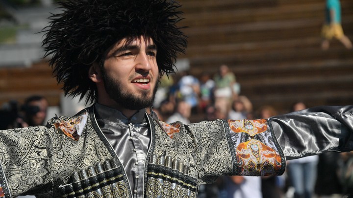 Стрельба, лезгинка, пафосный кортеж. Азербайджанцы устроили кавказскую свадьбу прямо посреди ЖК