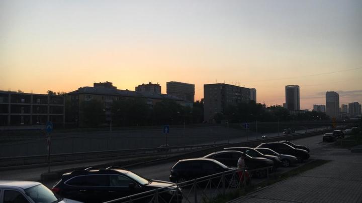 Мужчину прокатили в багажнике машины по мосту в Новосибирске