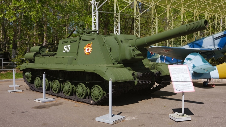 Эхо войны: Советская бронемашина времён Великой Отечественной поразила немецкую машину в Словакии