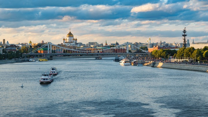 В Москве мужчина спрыгнул с Крымского моста на теплоход и попал на видео