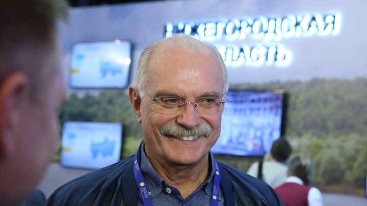 Кто первый? Михалков одной фразой смутил Урганта в прямом эфире