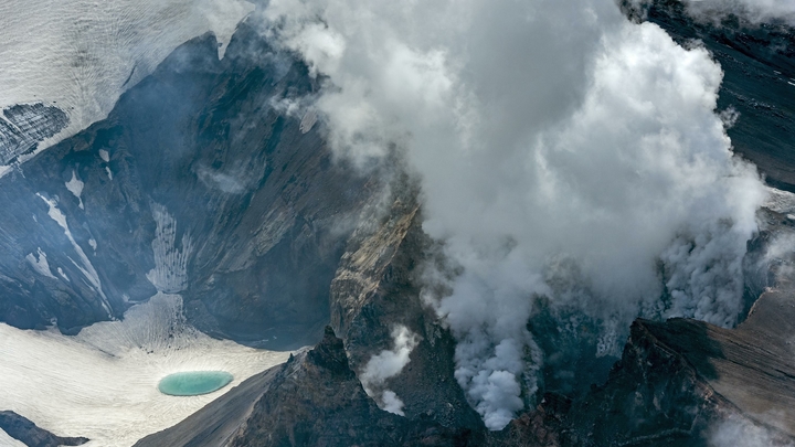 Упали с высоты 4 км: На Камчатке туристы сорвались с вулкана