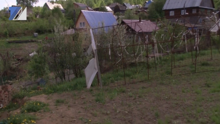 В Кузбассе сильным ветром унесло металлическую теплицу