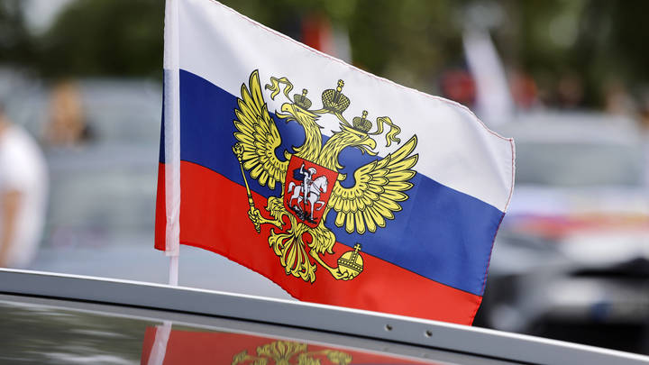 Латышский националист напал на старика с флагом России - видео