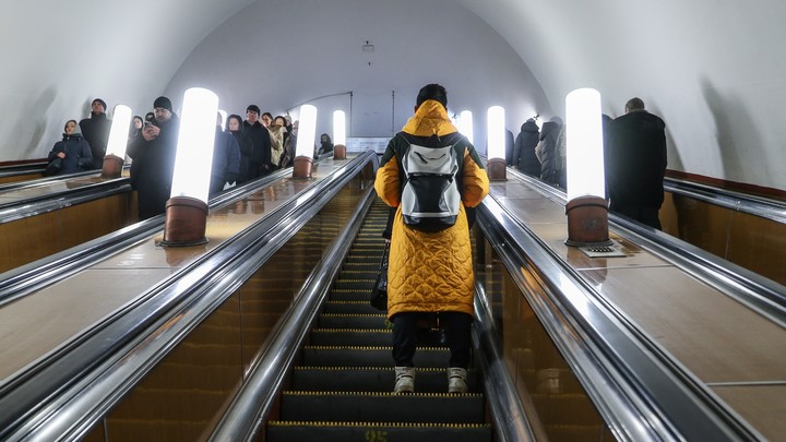 Поезда временно не ходят на участке синей ветки московского метро
