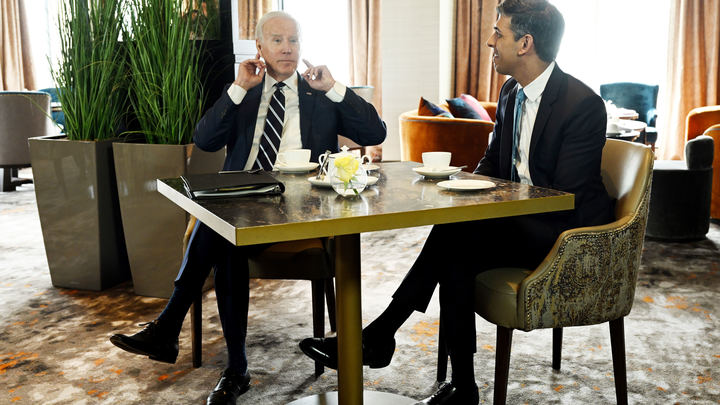 Сунаку снова досталось от Байдена. Теперь британского премьера не узнали в лицо