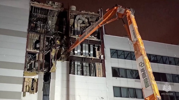 Тяжелая техника приступила к расчистке завалов «Крокус Сити Холла»