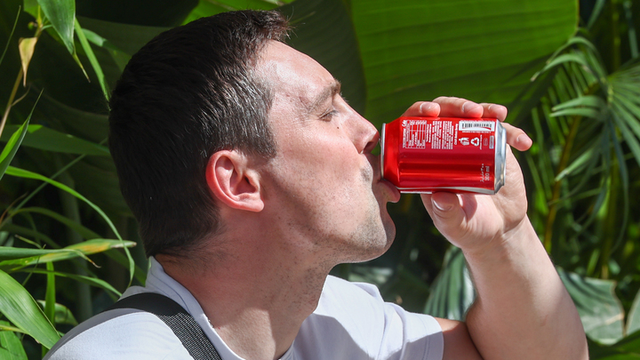 Врачи рассказали, чем опасна сладкая газировка