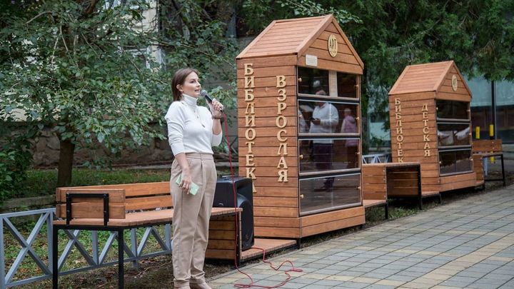 В Анапе открыли первую библиотеку под открытым небом