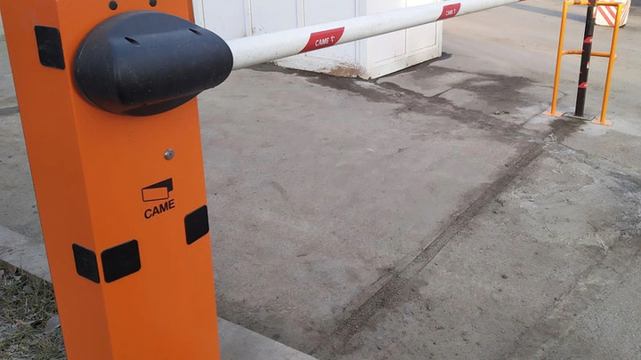 В Краснодаре снесли 75 незаконных шлагбаумов