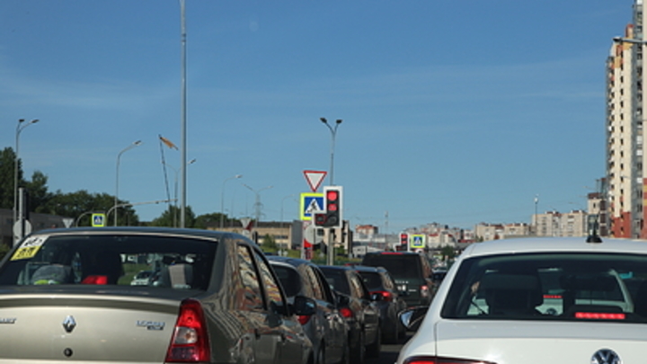 Жители Новосибирска встали в пробки в обе стороны на Октябрьском мосту