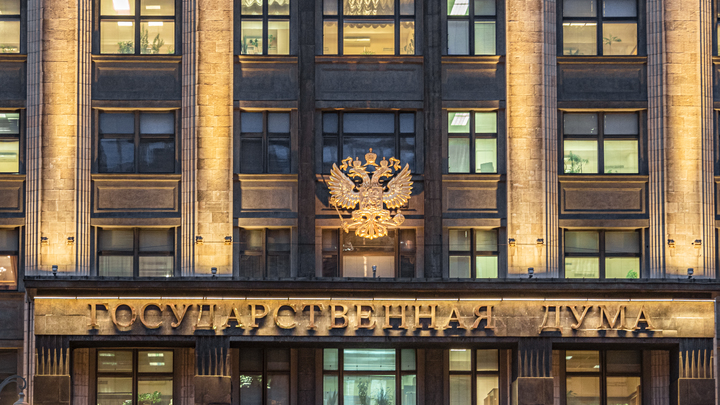 Пора бежать из страны: В Госдуме России отреагировали на украинскую марку с горящим Кремлём
