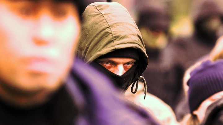 "Мы пахали здесь в грязи, жили в вагончиках 20 лет, а всё заберут они?": Этнические банды делят русскую землю с ножами