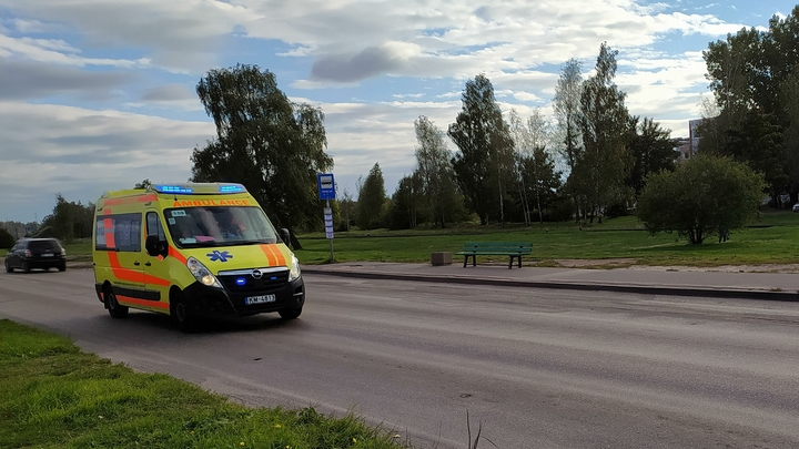 В Ростове автомобиль реанимации перевернулся после столкновения с иномаркой