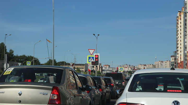 В Петербурге перевёрнутый микроавтобус уже два часа собирает пробку на КАД