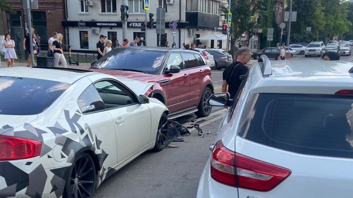 В Ростове столкнулись три дорогие иномарки