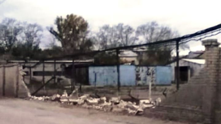 Очевидцы сообщают, что возле КМЗ снесло часть кирпичной стены