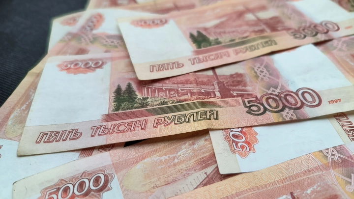 Часть граждан России получит повышенную зарплату за июнь - юрист