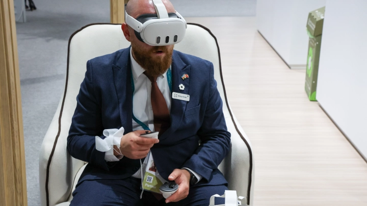 Культурный микс: VR-авангард, театр на мостовой и кино-биография с перчинкой
