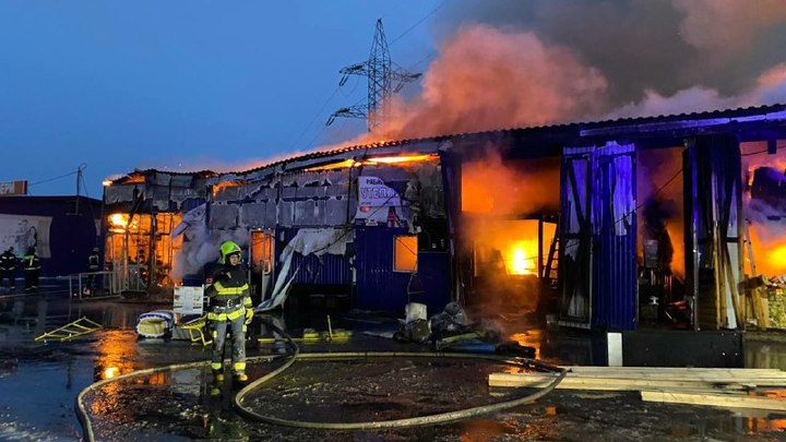 На нижегородском строительном рынке сгорел павильон на площади 495 кв. м