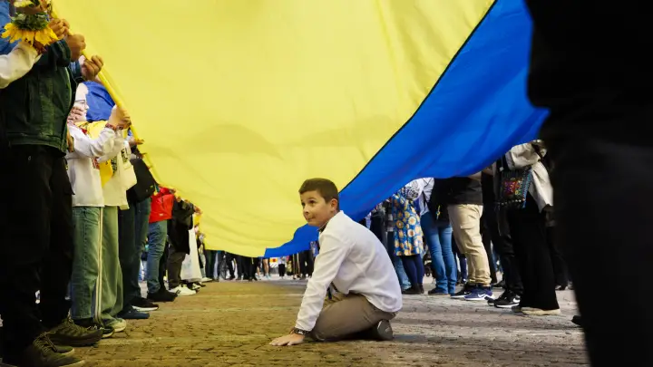 Украинский флаг снят с парламента Чехии — кадры