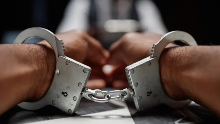 Два года в бегах: в Петербурге задержан адвокат, обманувший пенсионерку на 8,5 млн рублей