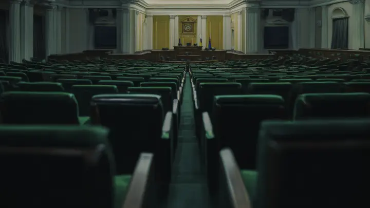 «Будем вешать вас ночью!»: Депутат угрожал. А его слова приняли за весёлую шутку «Будем вешать вас ночью!»: Депутат угрожал. А его слова приняли за весёлую шутку